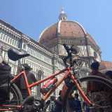 La bici ferma sotto la cappella di Santa Maria del Fiore a Firenze